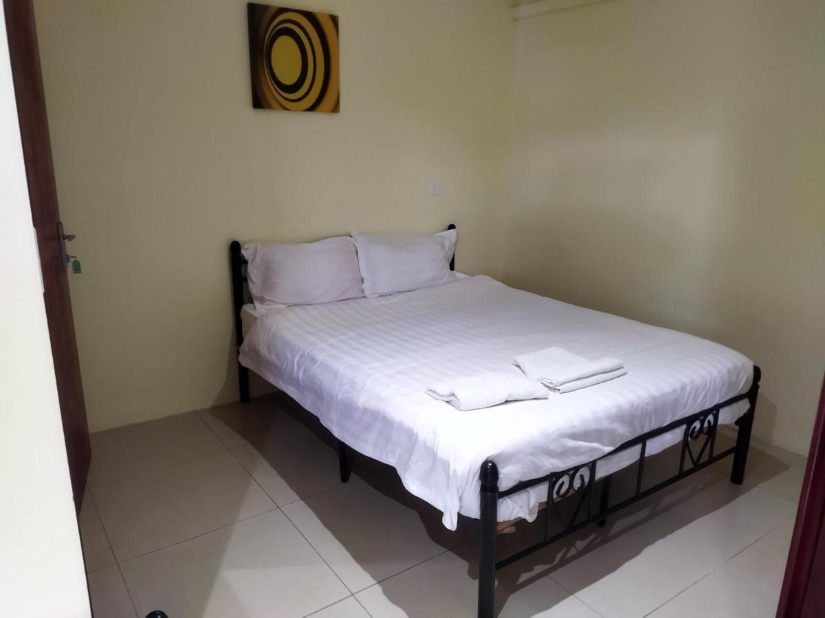 Tropical Plaza Apartments *