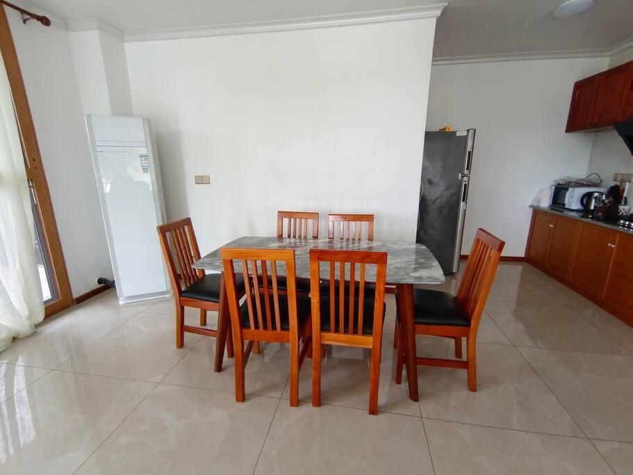 Exquisite 3-bedroom Unit With Free Parking. Apartment
