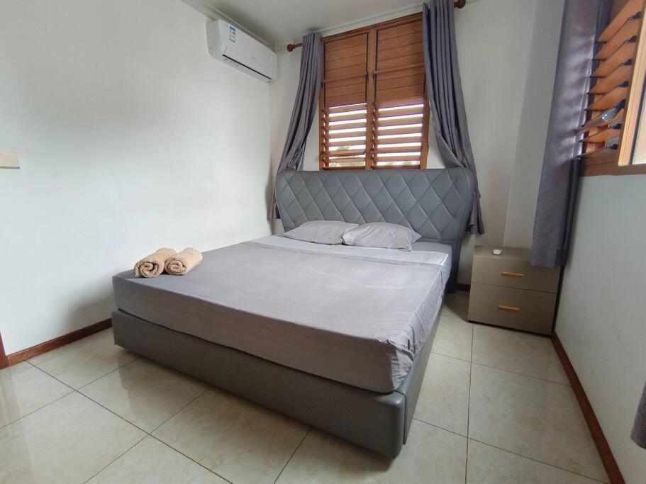 Apartment Exquisite 3-bedroom Unit With Free Parking.
