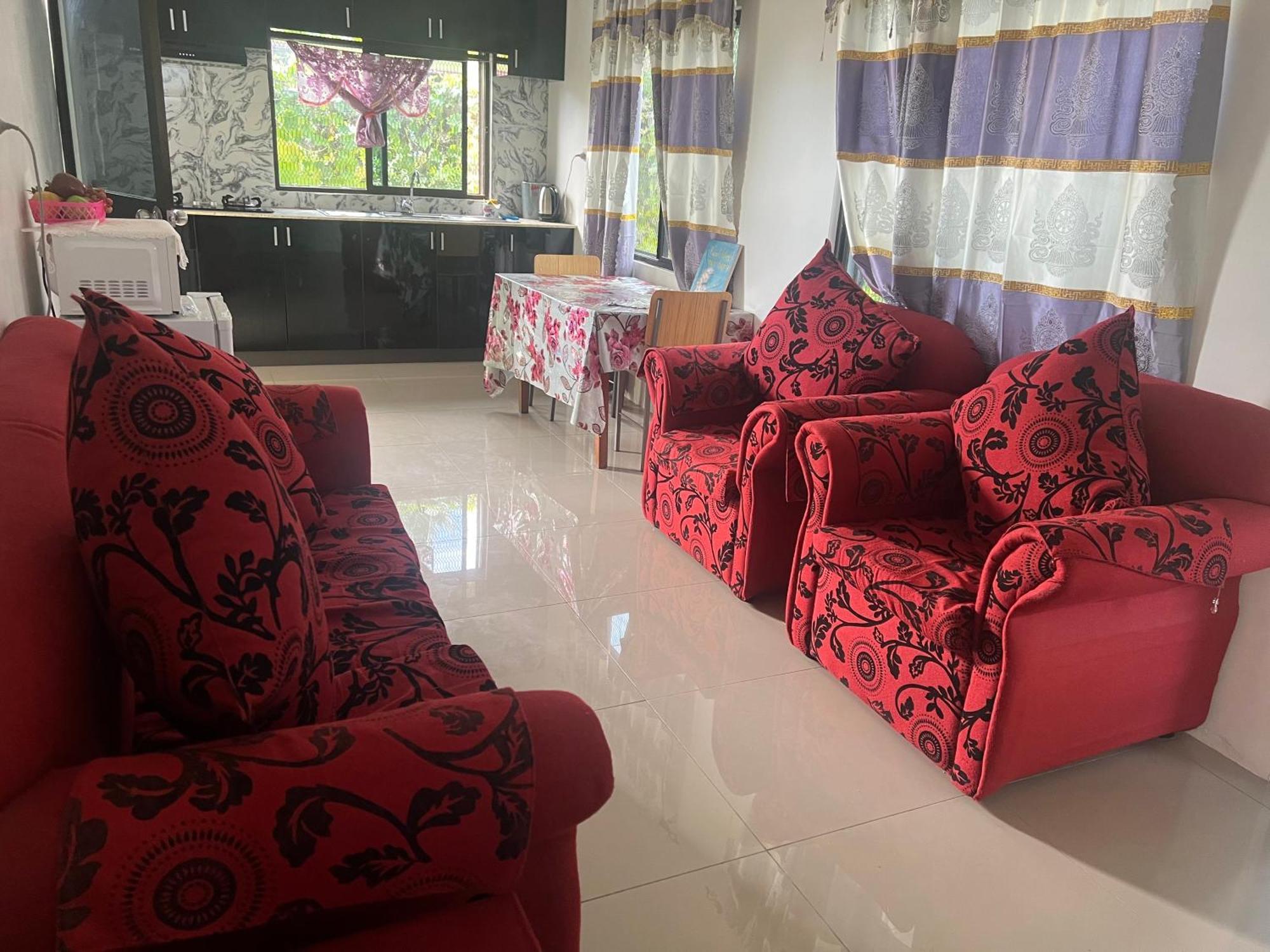 Island Guesthouse: Centrally Located One-bedroom With Kitchen