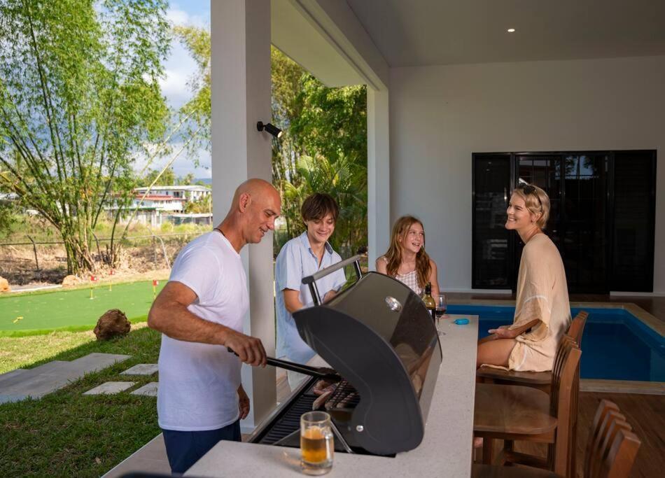 Villa Heaven Retreat With Minigolf, Pool, Fire Pit, Bbq