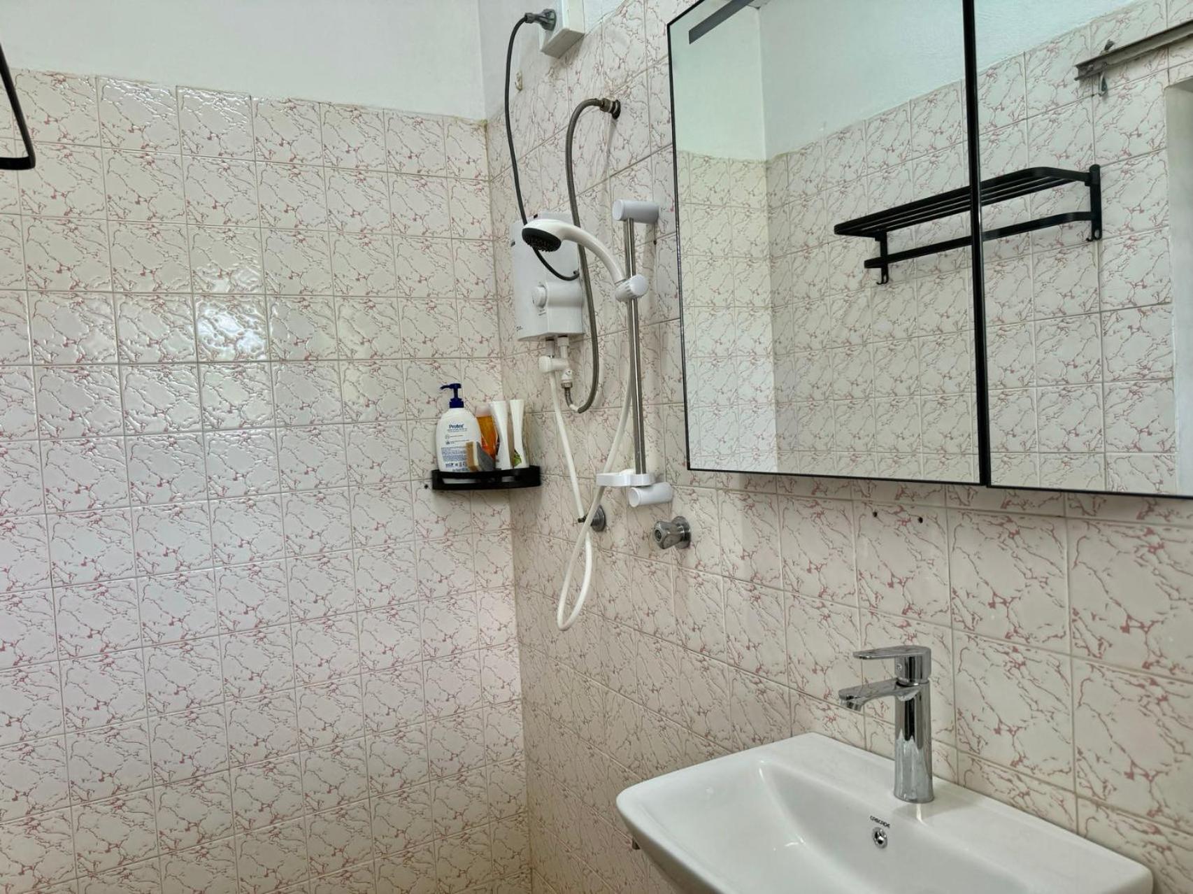 Town Second Floor Independent Master Bedroom Apartment *