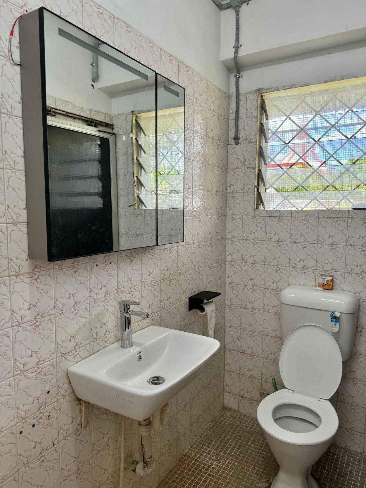 Town Second Floor Independent Master Bedroom Apartment *