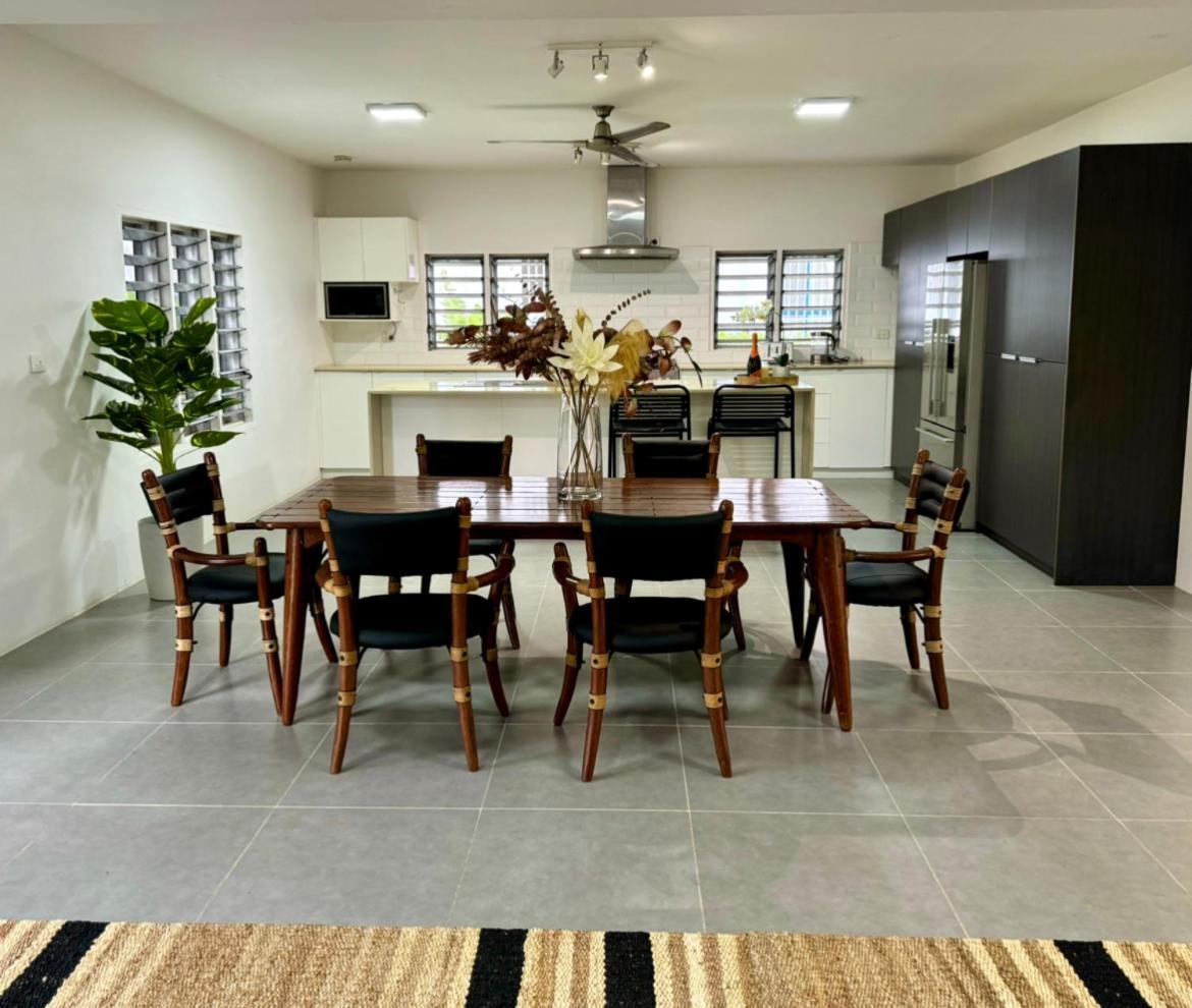 4 Bedroom 5 Min Walk To The Bed & Breakfast *