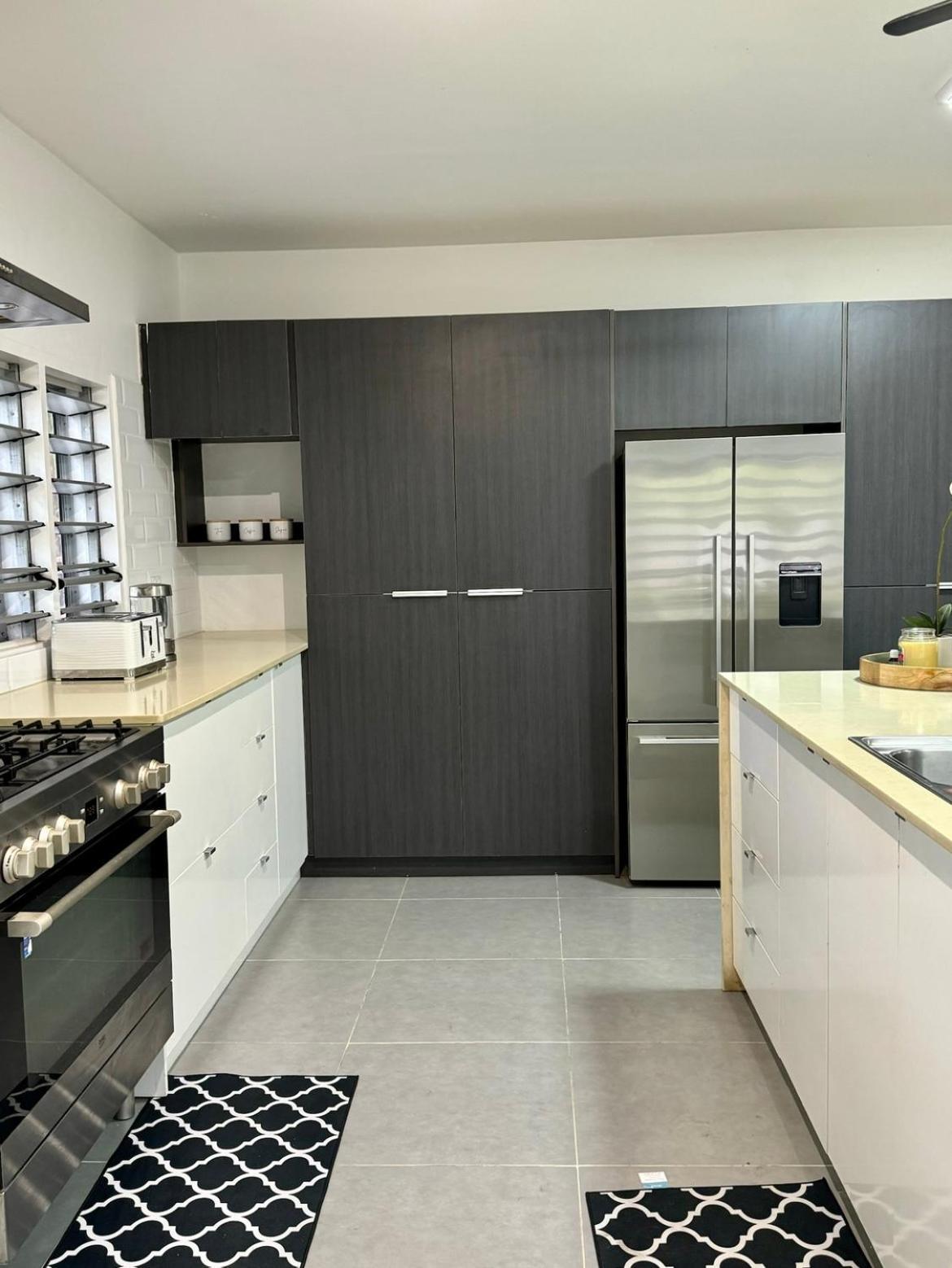 4 Bedroom 5 Min Walk To The *