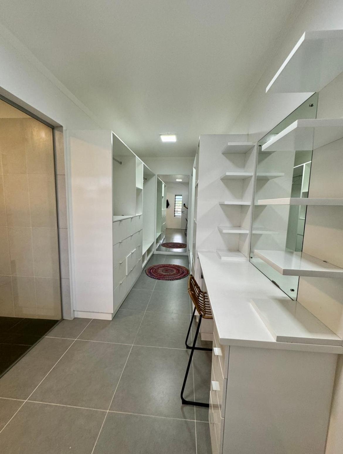 4 Bedroom 5 Min Walk To The Bed & Breakfast Nadi