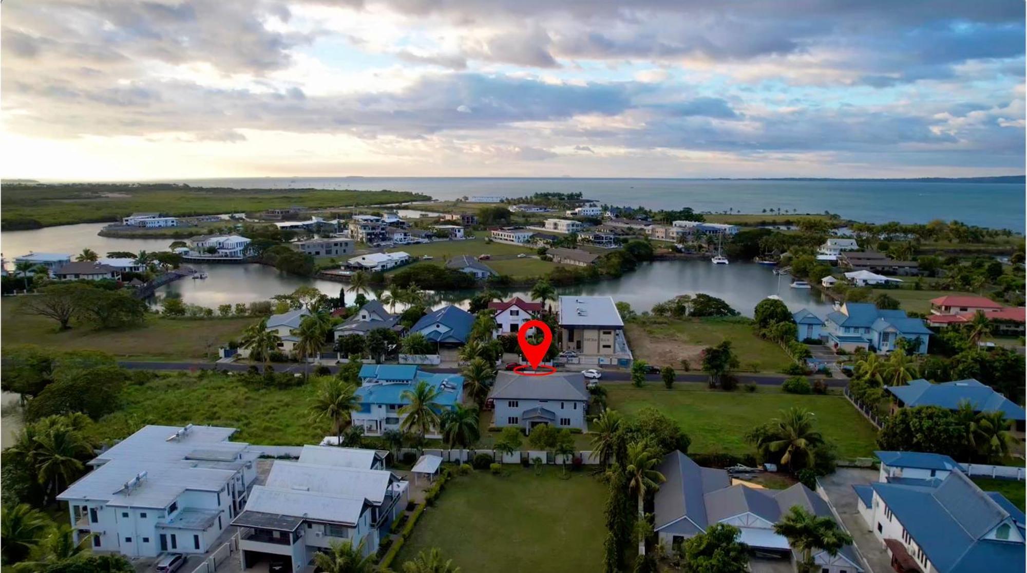 4 Bedroom 5 Min Walk To The Bed & Breakfast Nadi