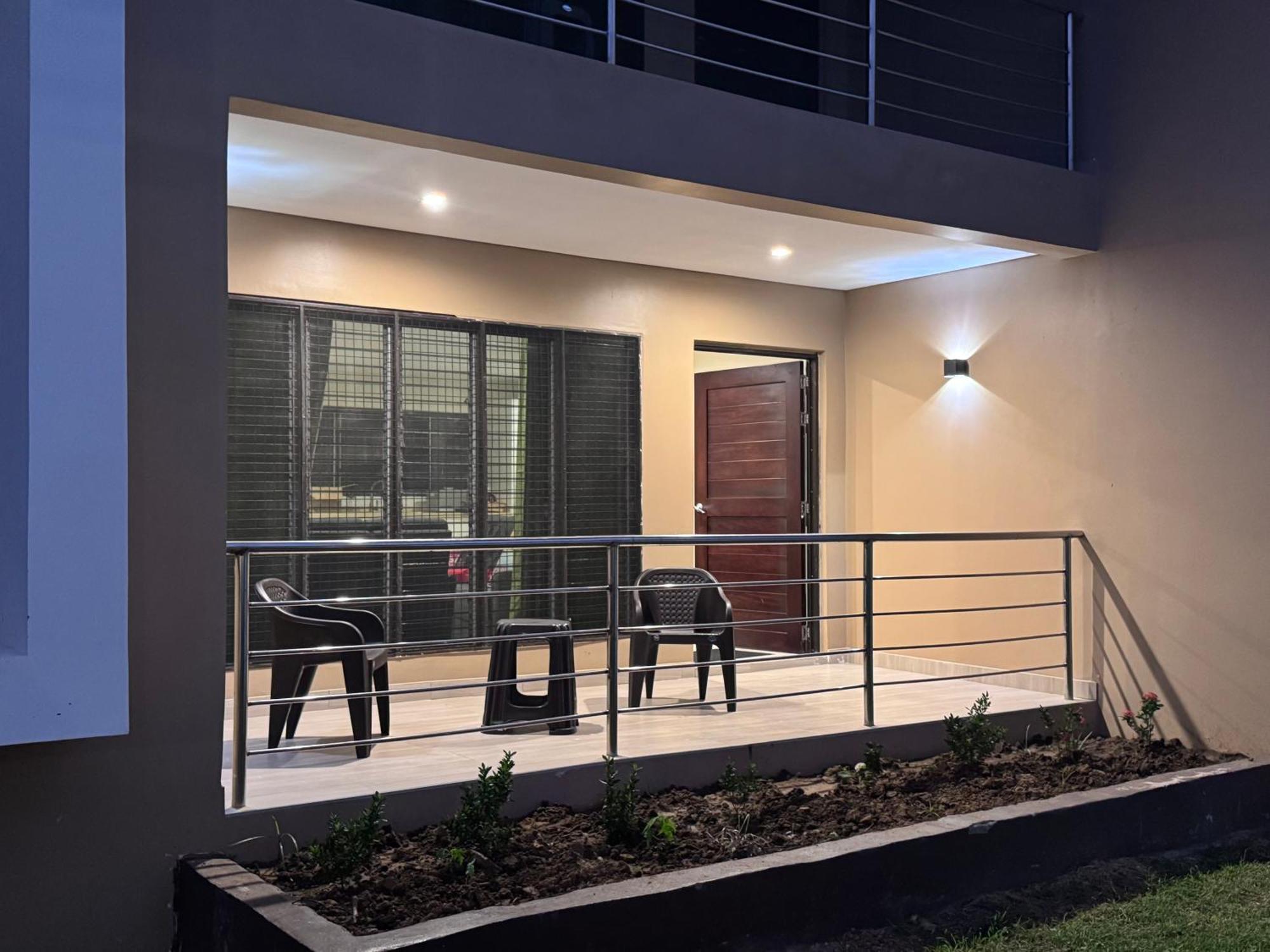 Apartment Brand New, Spacious, Close To The Airport, Executive, 2 Bedroom With A Pool, Quiet And Very Private Nadi