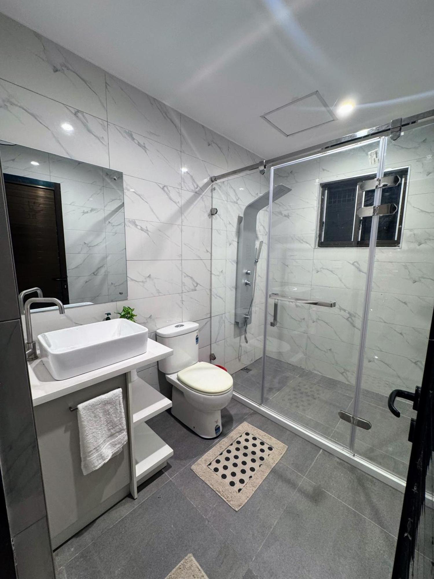 Brand New, Spacious, Close To The Airport, Executive, 2 Bedroom With A Pool, Quiet And Very Private Apartment Nadi