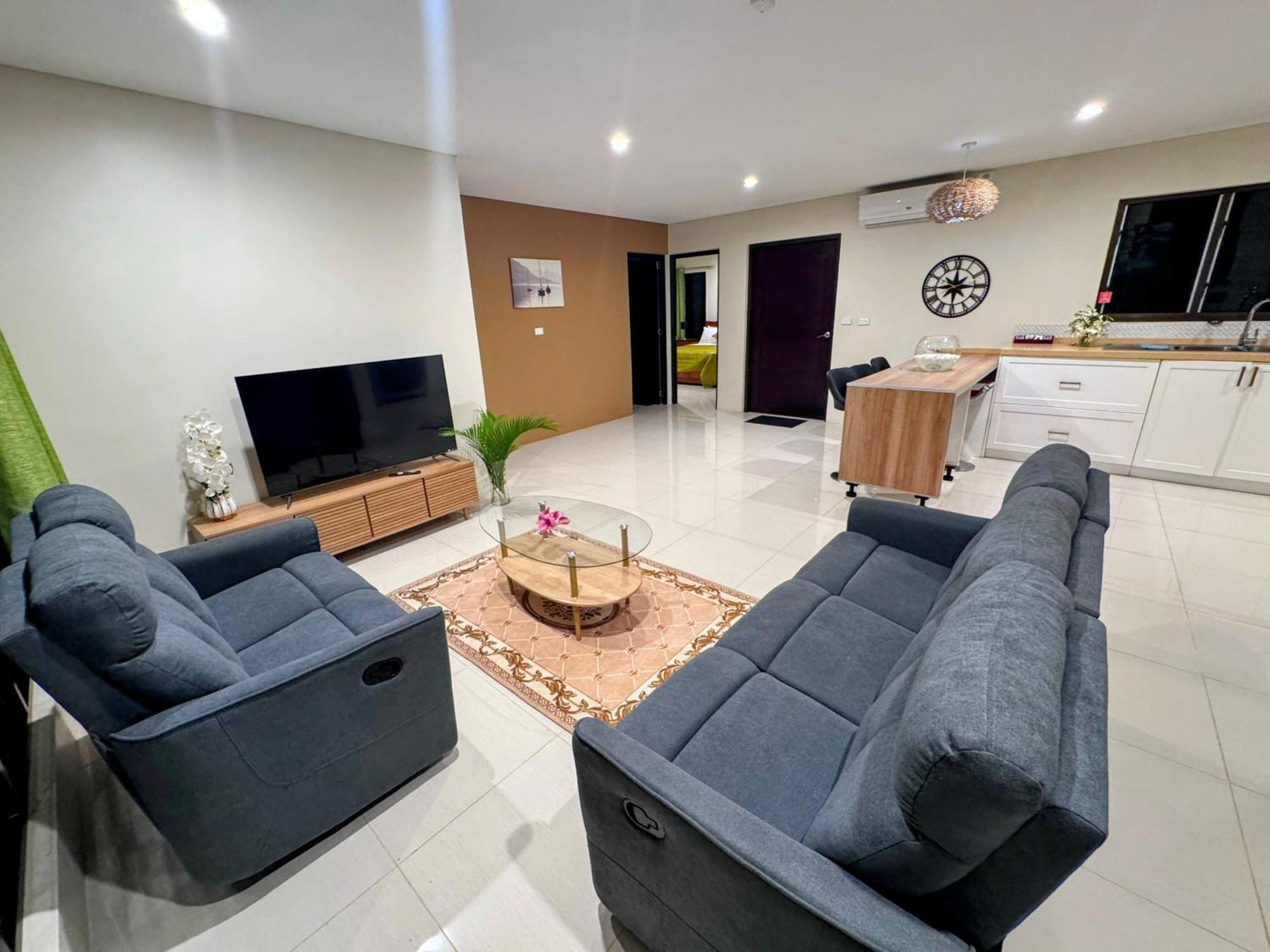 Brand New, Spacious, Close To The Airport, Executive, 2 Bedroom With A Pool, Quiet And Very Private Apartment Nadi