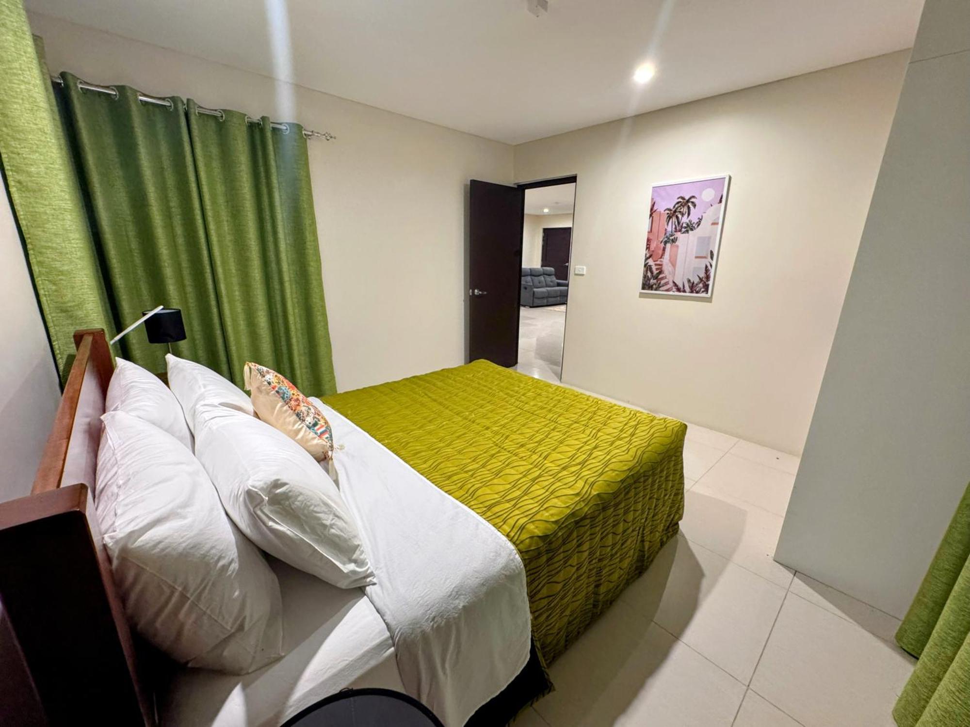 Apartment Brand New, Spacious, Close To The Airport, Executive, 2 Bedroom With A Pool, Quiet And Very Private