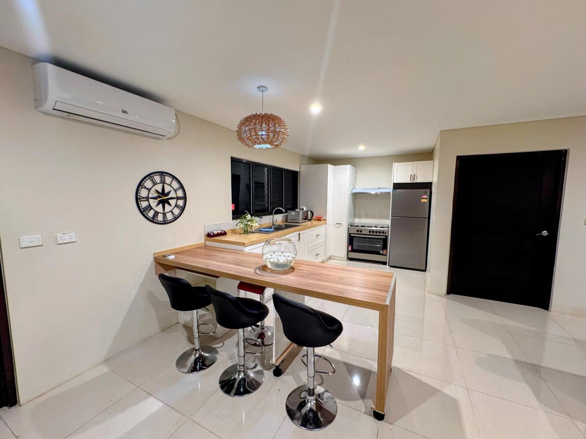 Apartment Brand New, Spacious, Close To The Airport, Executive, 2 Bedroom With A Pool, Quiet And Very Private *