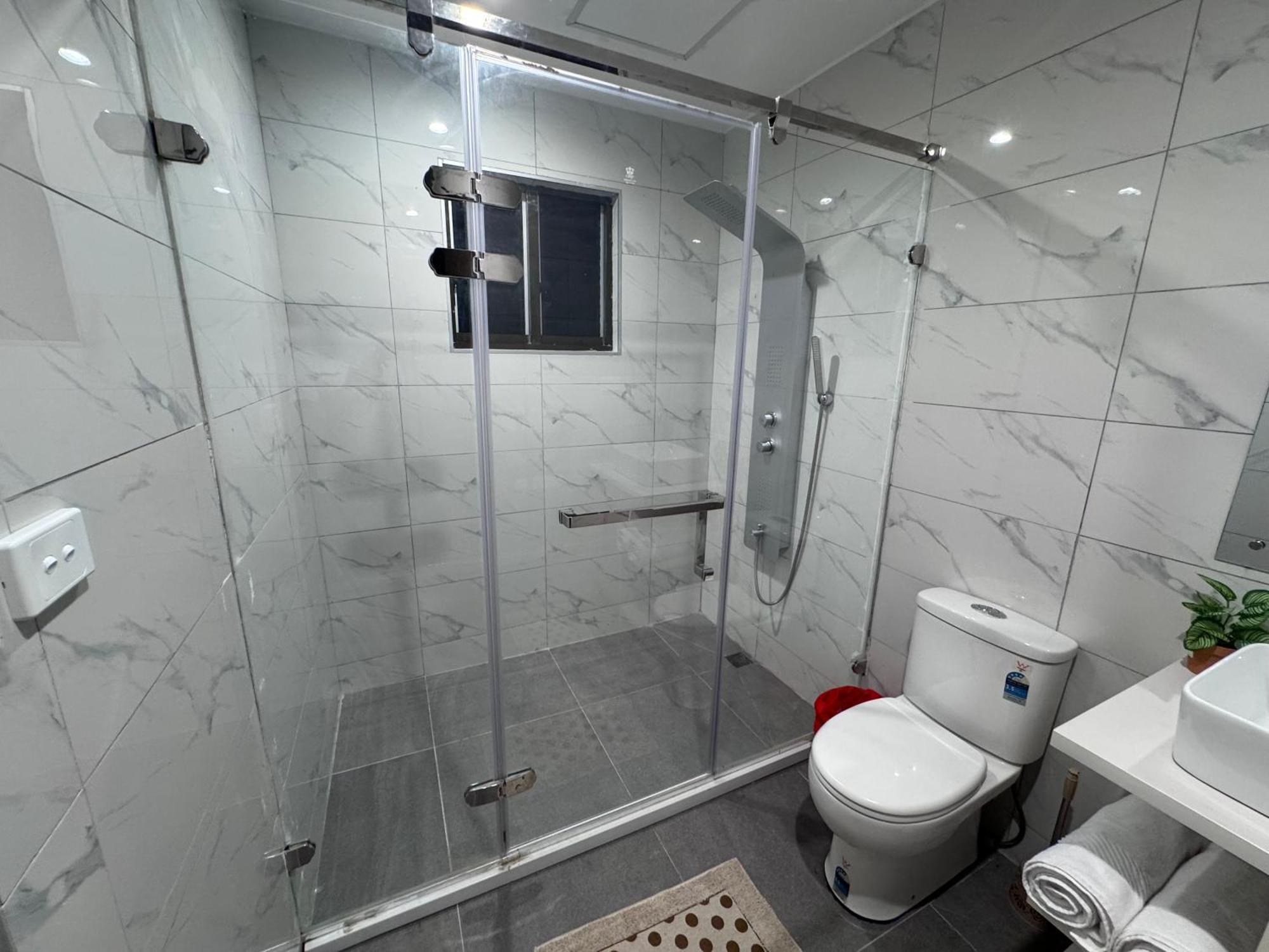 Apartment Brand New, Spacious, Close To The Airport, Executive, 2 Bedroom With A Pool, Quiet And Very Private *