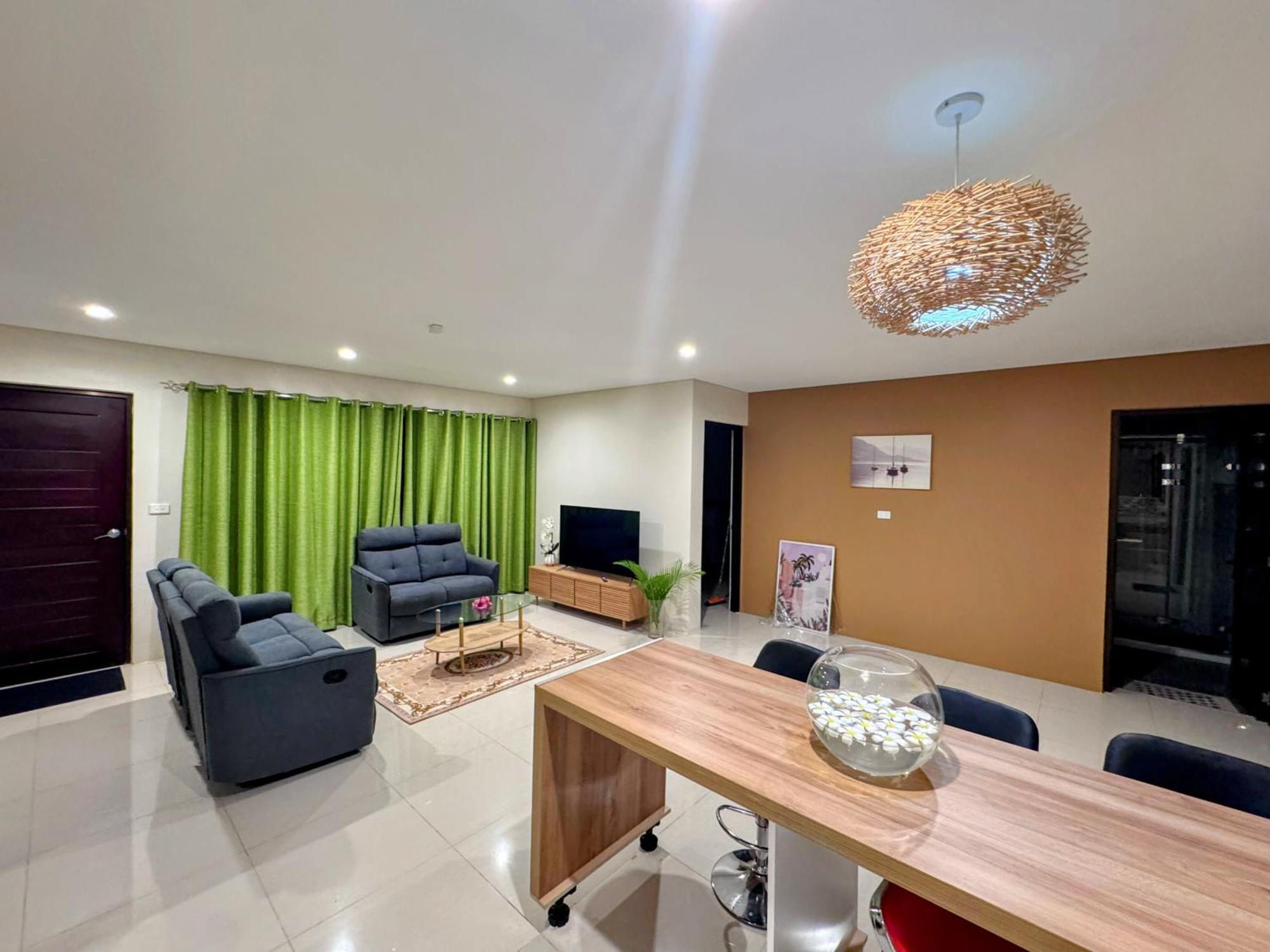 Brand New, Spacious, Close To The Airport, Executive, 2 Bedroom With A Pool, Quiet And Very Private Apartment