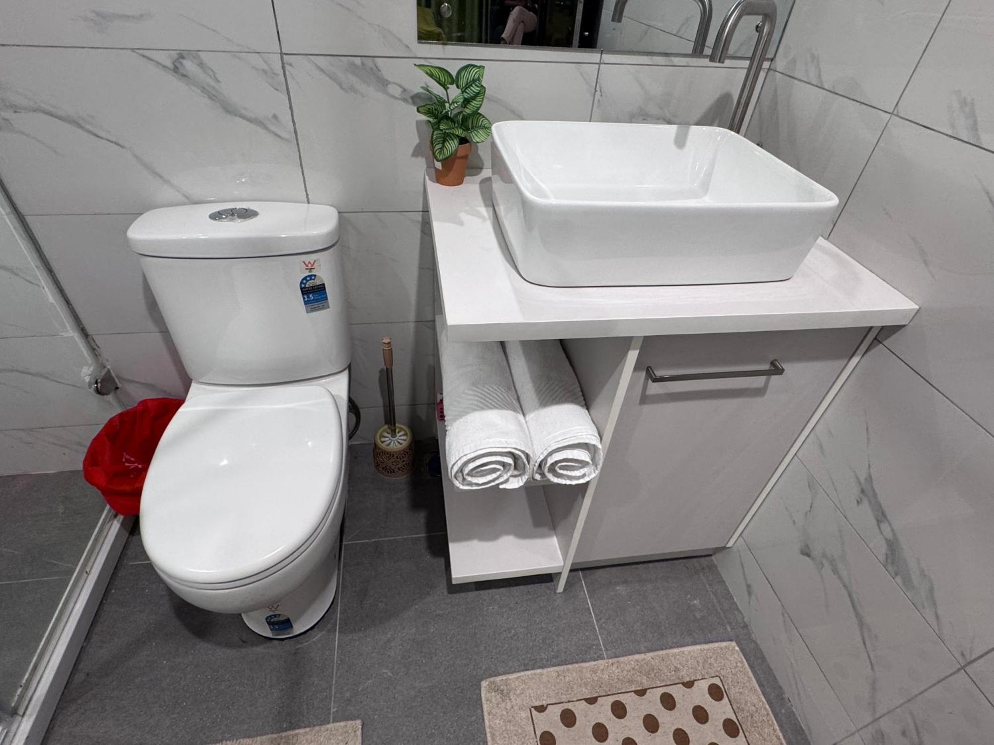 Apartment Brand New, Spacious, Close To The Airport, Executive, 2 Bedroom With A Pool, Quiet And Very Private *