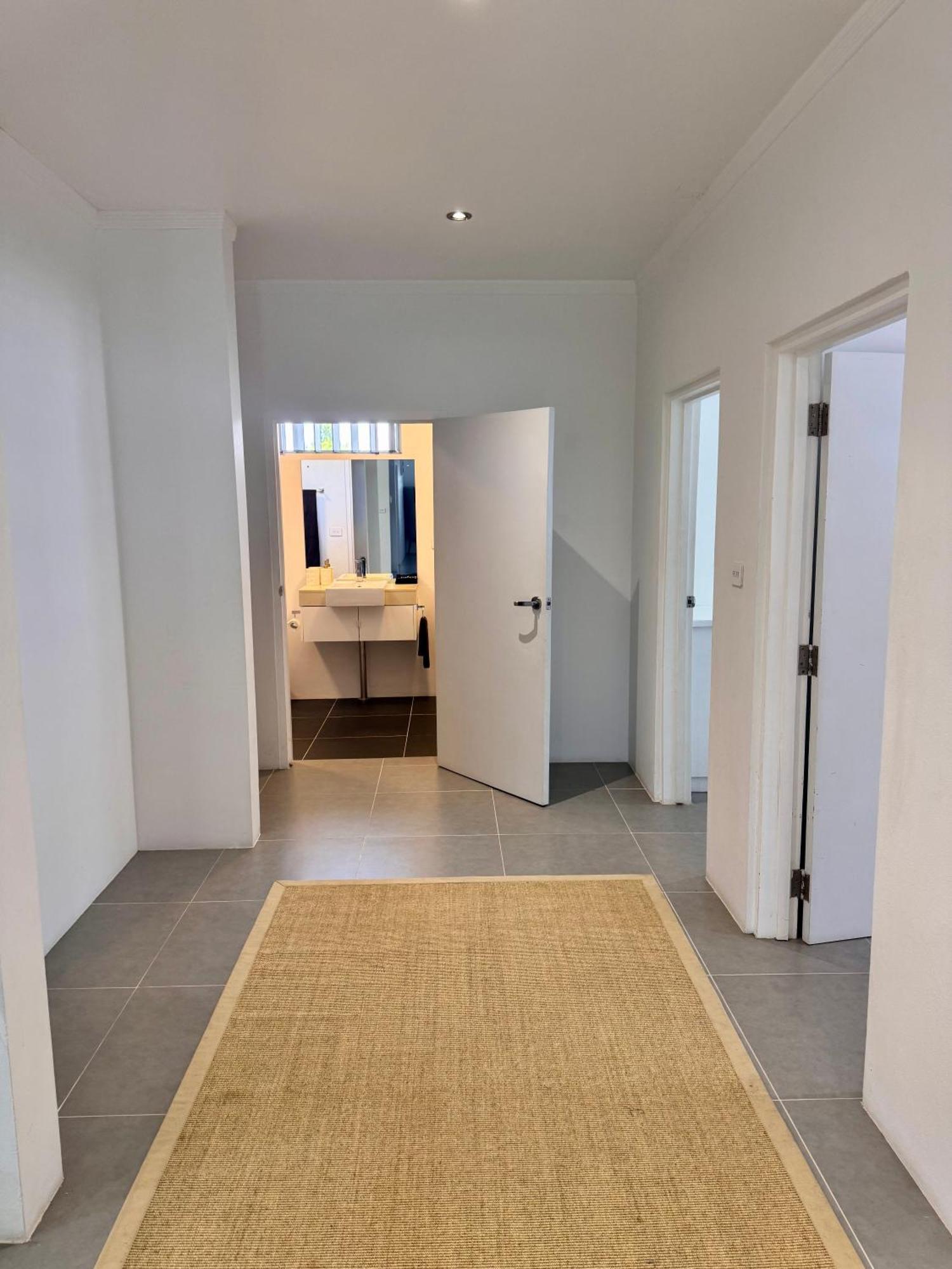 4 Bedroom 5 Min Walk To The