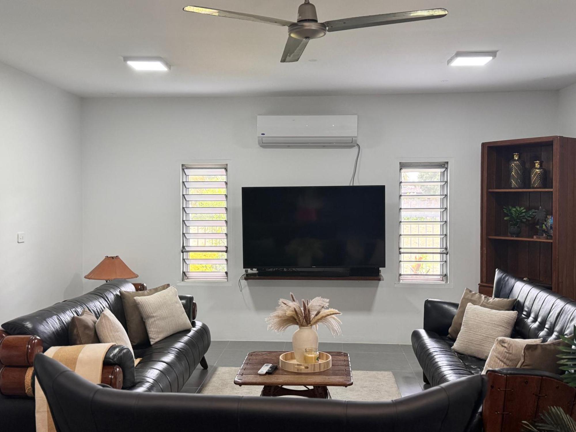 4 Bedroom 5 Min Walk To The Bed & Breakfast Nadi