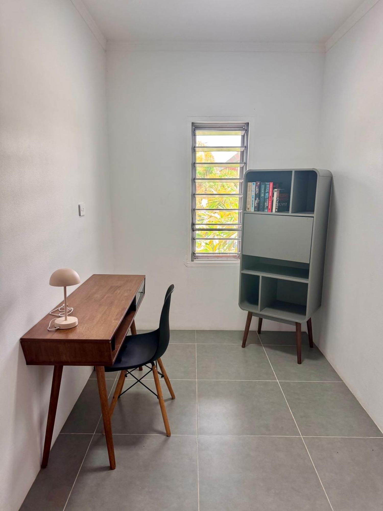 4 Bedroom 5 Min Walk To The *