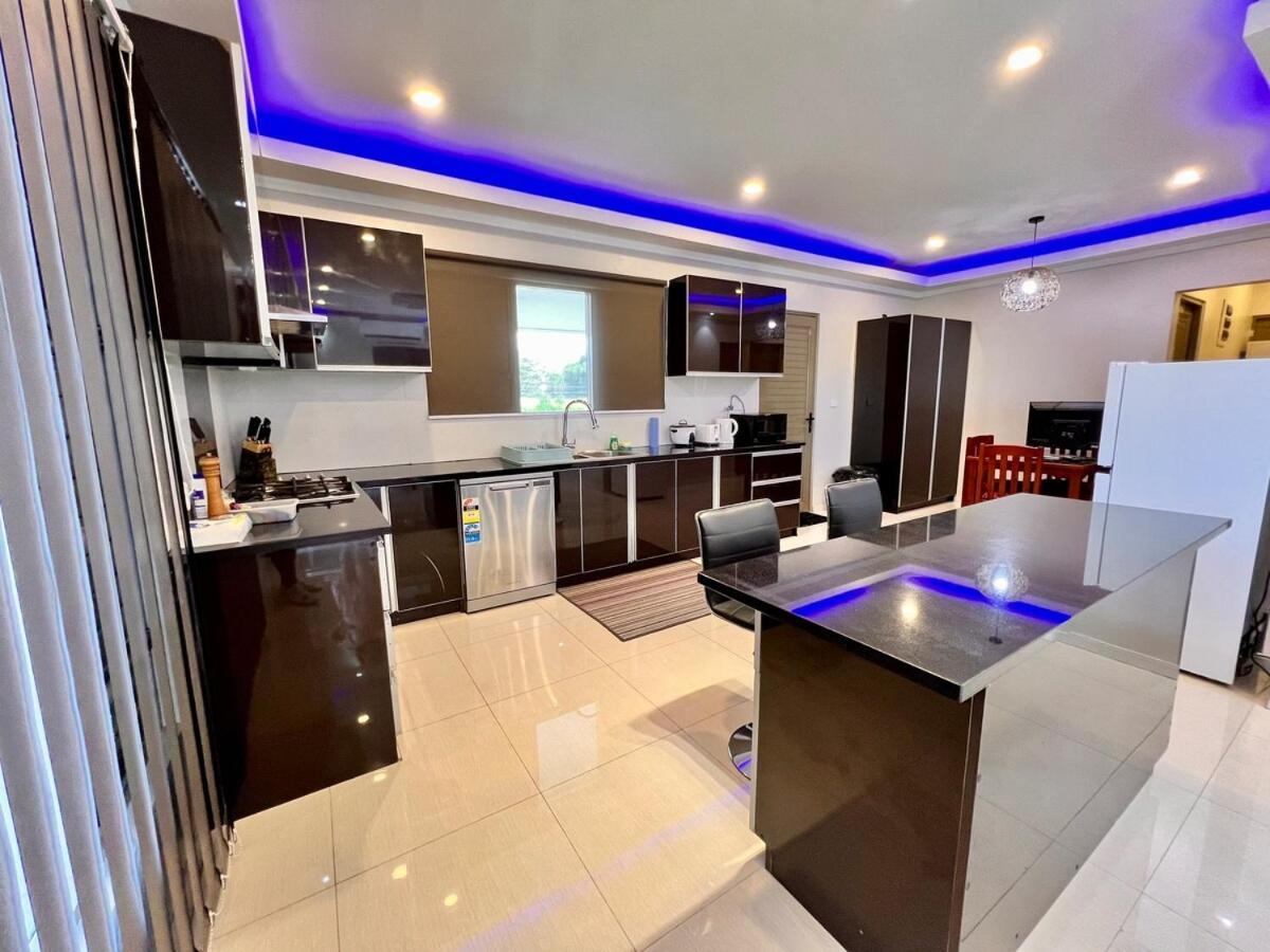 Apartment Sleek *
