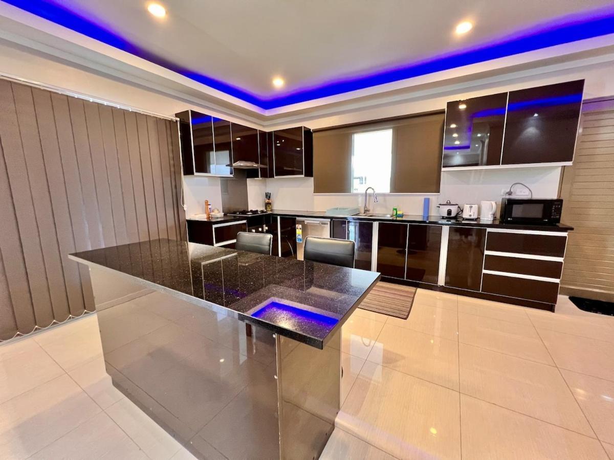 Apartment Sleek *